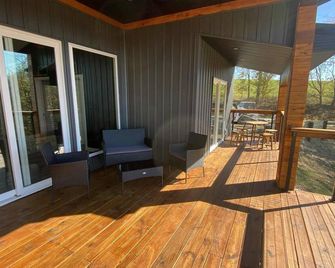 Charming Brand New Modern Townhome with Breathtaking WV Mountain Views! - Weirton - Balkón