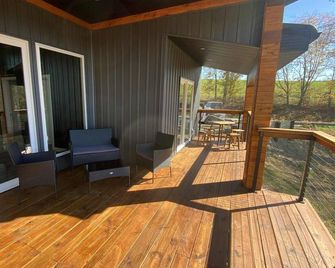 Charming Brand New Modern Townhome with Breathtaking WV Mountain Views! - Weirton - Balkón