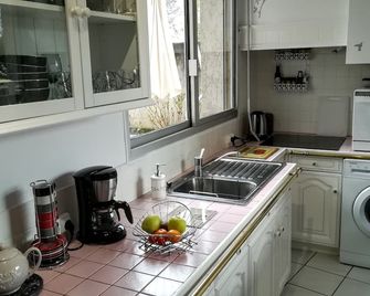 Le Porte Verrier - Meuble Classe 3étoiles - Hypercentre - Terrasse 30m2, Vue Parc - Vichy - Kjøkken