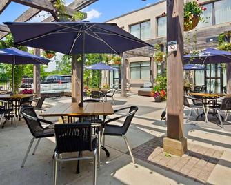 Best Western Brantford Hotel and Conference Centre - Brantford - Patio
