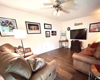 Oxford Town-Close to Campus and Walking Trails-New Furniture! - Oxford - Huiskamer