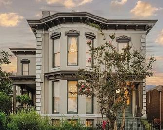 The Squares of Savannah: Light-filled Carriage House by Lucky Savannah - Savannah
