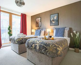 Charming Apartment - City Centre - Free Parking, Self-Check-In, Balcony and Smart TV with Sky TV and Netflix by Yoko Property - Milton Keynes - Bedroom