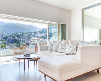 Zenith 601, Zona Romantica, 2 Balconies with Incredible Views, Rooftop Pool - Pto Vallarta - Sala de estar