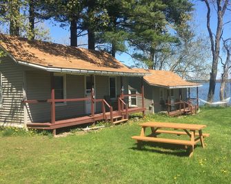 Lakeside Cottage #303 at Valcour Cottages - Plattsburgh - Innenhof
