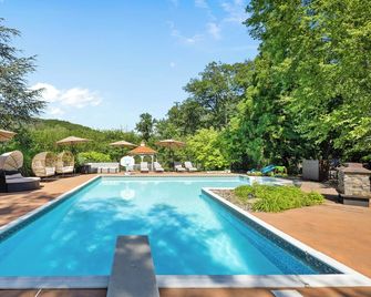 Woodland Estate: 10br, Pool, Hot Tub & Game Room – 1hr from Nyc - Stony Point - Pool
