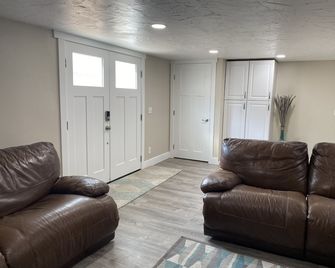 Newly Finished 3bed 2 bath (Basement Apartment) - Cedar City - Living room