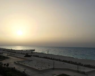 Elegant Modern Beachfront Chalet In Green Beach - Abū Shunaynah - Playa