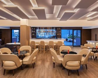 Courtyard by Marriott Shillong - Shillong - Lounge