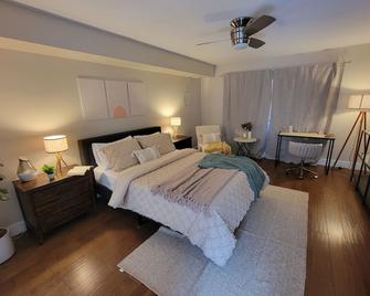 San Diego's 4-bed Oasis with Hot Tub, Gym, Outdoor Theater & Huge Yard. - San Diego - Bedroom