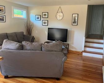 Cobble Hill Cottage - Cobble Hill - Living room