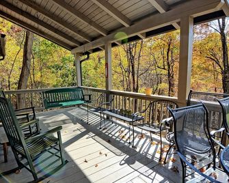 Spacious 3-bedroom cabin in West Jefferson, NC with game room and cozy fireplace. - West Jefferson - Balcone