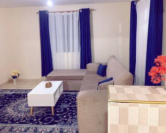 Lux Suites Polytech Court Apartments - Embakasi - Sala de estar