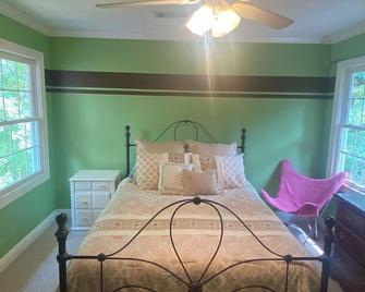 Opelika/Auburn Big, Beautiful House On Pond, 1/5 Mile From Golf Course - Opelika - Bedroom