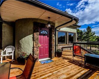 Beautiful Waterfront Retreat On Georgian Bay - Port Severn - Balcony