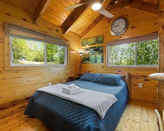 New, Artisan Style, Cozy, Secluded, 2-Br, Sauna, Hot Tub, Wi-Fi - Campton - Bedroom