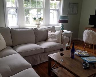 Spacious 2 BR, 1 1/2 baths, hot tub, pool table, outside room, full kitchen - Anna - Sala de estar
