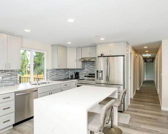 Newly remodeled gated house Kent,Des Moines, Fedral way with AC and Office - Kent - Kitchen