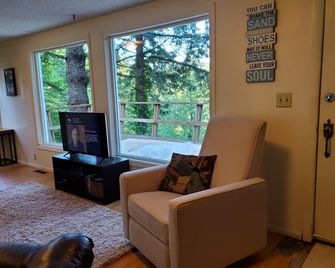 Quiet, pet-friendly home with a great view of the Yaquina River! - Toledo - Living room