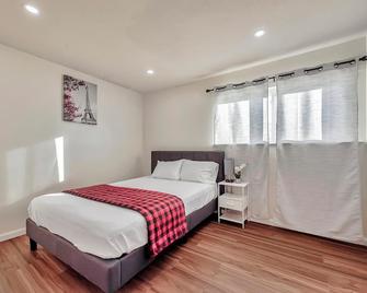 Spacious 4-bedroom house in enchanting San Jose with AC, WiFi, washer and dryers - San Jose - Bedroom