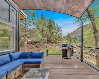 New! Eagles Landing Tiny Home B05 - Hot Tub - Madras - Balcony