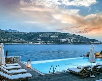 En Plo Luxury Suites - Karavostasi - Piscina