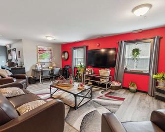 Recharge Right Bright Space with Modern Touches - Mansfield - Living room