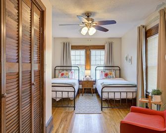 Redesigned Family/Pet Friendly Carriage House Minutes walk to Downtown - Johnson City - Bedroom