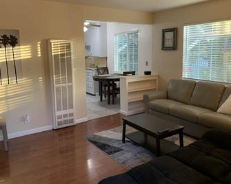 Cozy apartment centrally located in the heart of Silicon Valley - סן חוזה - סלון