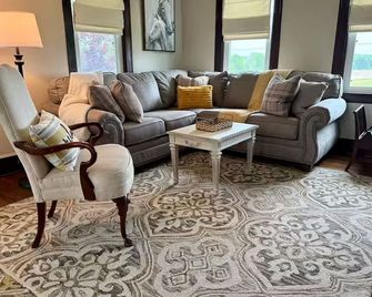 Charming 3-bedroom farmhouse with AC, WiFi in quaint Austinburg - Austinburg - Huiskamer