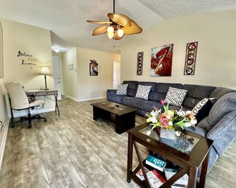 Blissful Stay near Ft Bragg - Hope Mills - Living room