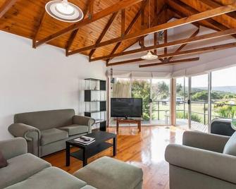 A River Bed Cottage - Relax And Unwind In This Spacious Cottage By The River - Fairhaven - Living room