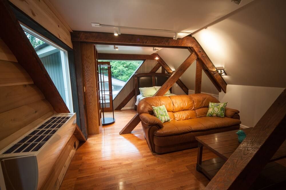 Architects dream, 1 mile from falling water and river, private with camp area