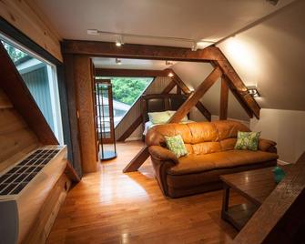 Architects dream, 1 mile from falling water and river, private with camp area - Mill Run - Sala de estar