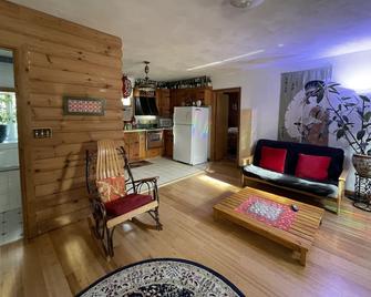 Japanese jacuzzi suite surrounded by state forest! 11 miles south of Ithaca - Spencer - Sala de estar