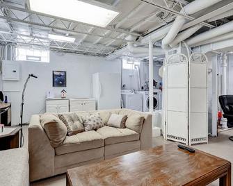 Walk To U Of I Champaign Campus & Stadium, Sleeps 6,new Monthly Rate!! - Champaign - Sala de estar
