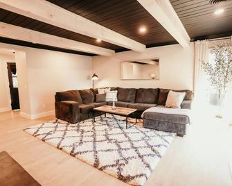 Spacious 4 bedroom Guest House - Clare