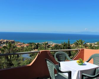 Hotel Calysea Tropea - Breakfast & Brunch Until 13-00 Included - Free Private Parking - Tropea - Varanda