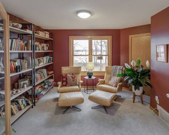 Private Peninsula With 3,000 Feet Of Lakeshore In The Heart Of Lake Country! - Baxter - Lounge