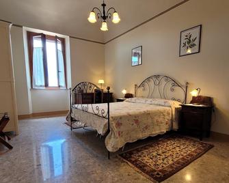 Spacious accommodation in a historical building in old town, 15 min from beach - Cossignano - Habitación