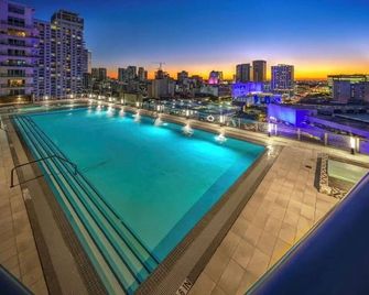 Breezy Stays Luxury Residences - near Kaseya Center - 邁阿密 - 游泳池