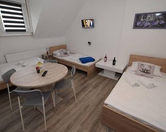 Monteurzimmer Kircheim unter Teck - Hostel - קירכהיים אונטר טק - חדר שינה