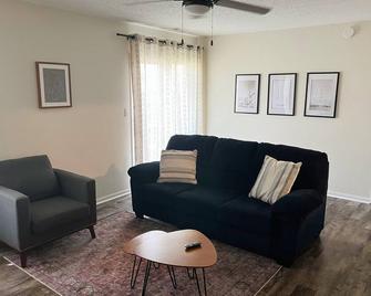 Mid-Century Comfort 3br 2 Bath In A Quiet Neighborhood - Family Friendly - Kokomo - Living room