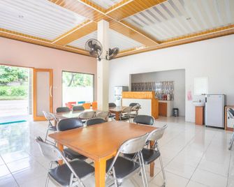 Spot On 2974 Penginapan Roma 88 - Sumedang - Comedor