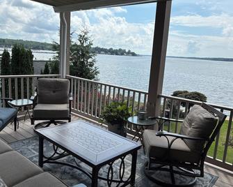 Starlight Waterfront Retreat: 3 bed 2.5 bath home with separate apartment rental - Elkton - Balcony