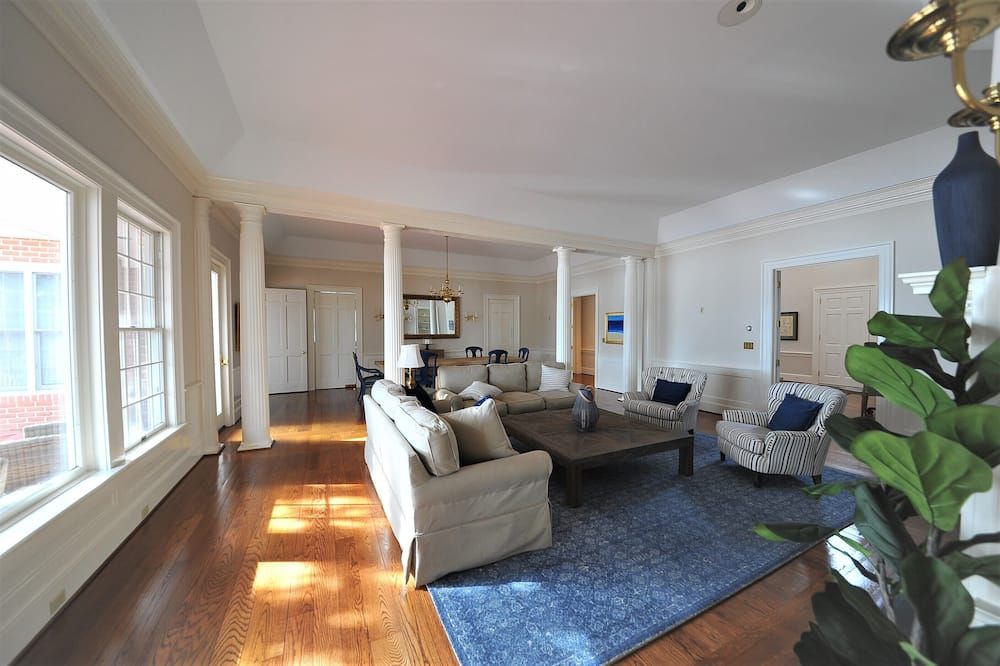 Beautiful, Spacious Waterfront Home, An Easy Walk To Historic Chestertown - Chestertown - Living room