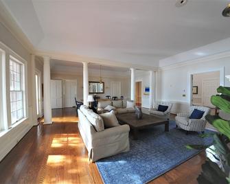 Beautiful, Spacious Waterfront Home, An Easy Walk To Historic Chestertown - Chestertown - Living room