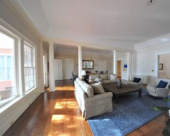 Beautiful, Spacious Waterfront Home, An Easy Walk To Historic Chestertown - Chestertown - Living room