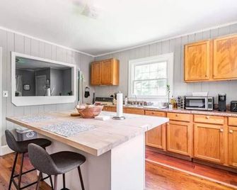 {Sunflower Morning} A cozy farmhouse-style house in South End HOT TUB! - Charlotte - Küche