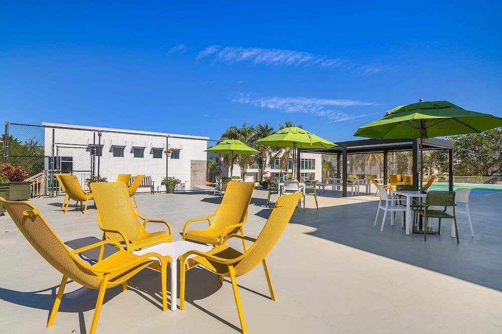 Naples Park Central Hotel - נייפלס - פטיו